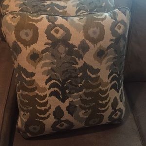2 very nice accent pillows